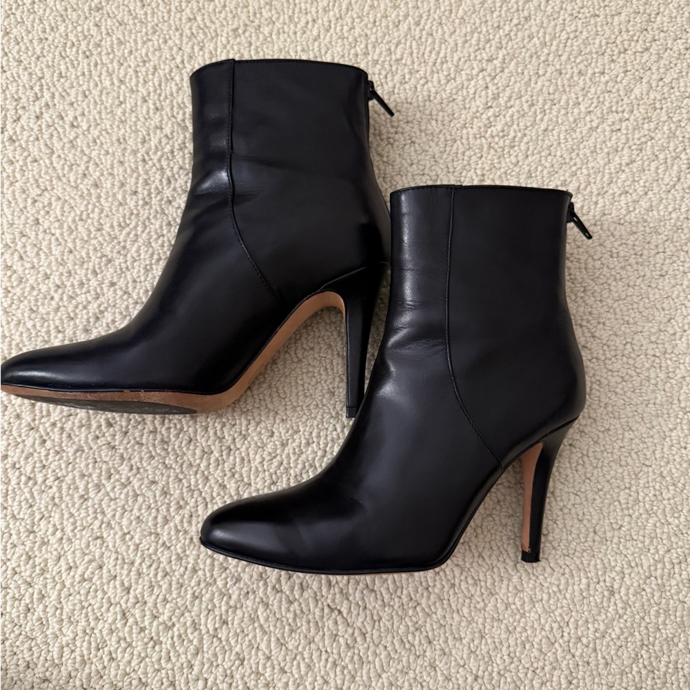 Vaneli Elegant Black Leather Ankle Boots with zipper in back